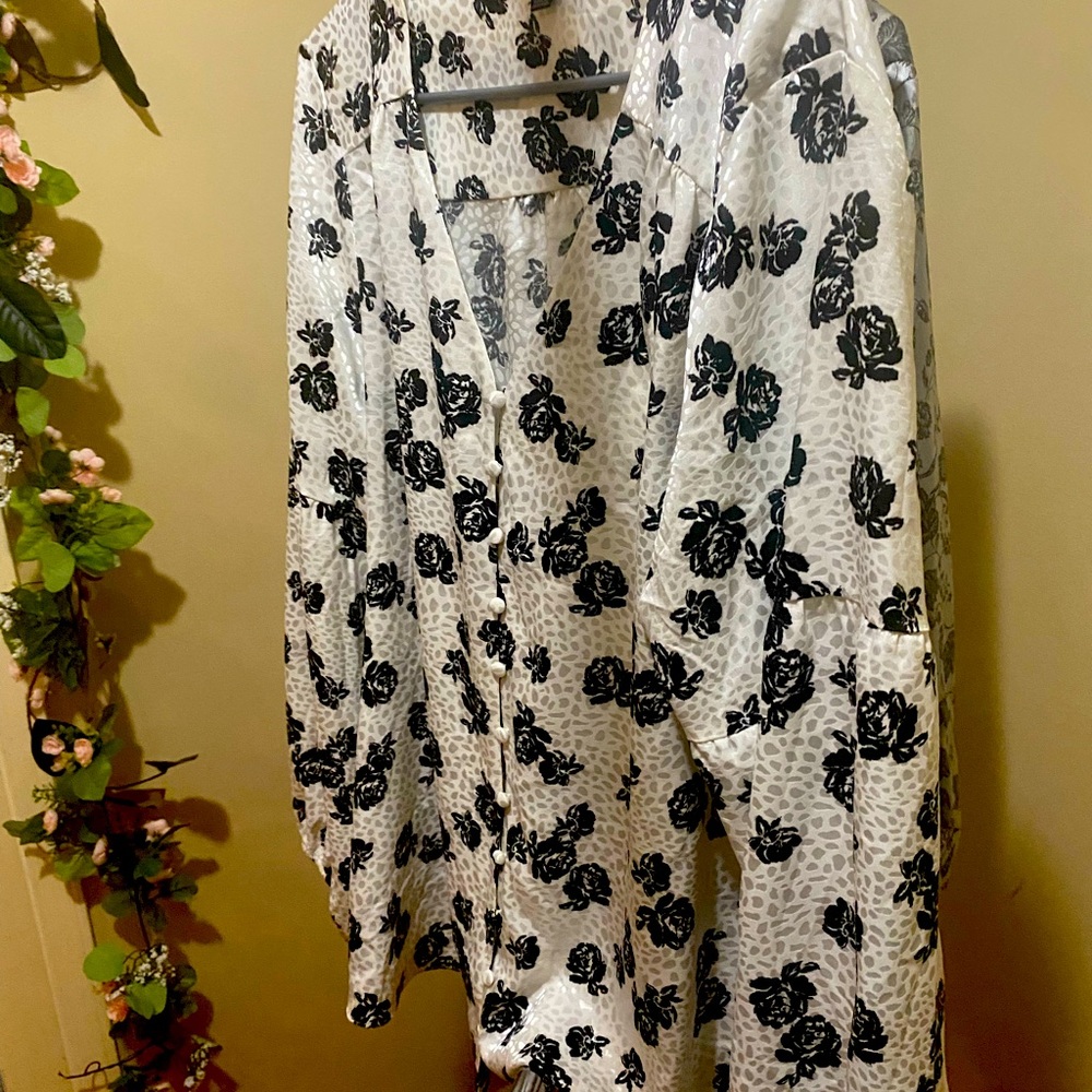 Women’s nice button up - Picture 3 of 3